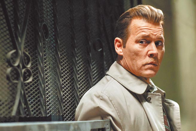 强尼戴普几乎素顏演出《谁杀了大个子》，跟角色本尊相似度超高。（华映娱乐提供）