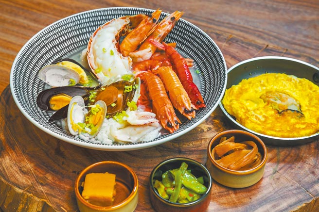 「呆水温泉」早餐提供龙虾海鲜粥。（呆水温泉提供）