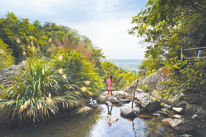 大东北角观光圈近期推出15条以上包山包海的大东北角2日游，当中有许多适合拍美照的景点，图为宜兰的猴洞坑瀑布。（何书青摄）