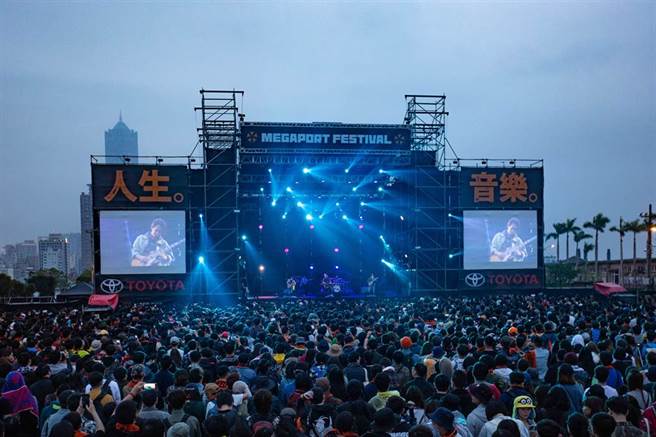 大港開唱照常舉辦湧入萬人，一名女兒音樂比賽遭取消的父親不滿抱怨雙標，藍委李德維也呼籲政府，防疫不能搞雙標。(圖／取自大港開唱臉書)