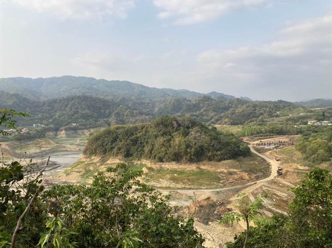 中南部多座水库已经见底。图为鲤鱼潭水库27日情形。(图／翻摄自PTT)