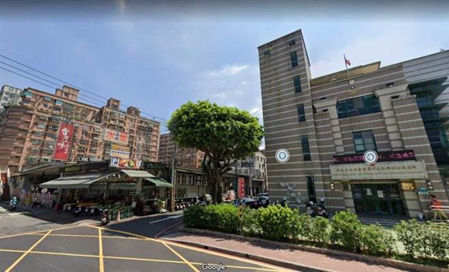 事发水果店就在社后派出所隔壁。（图／Google Map）