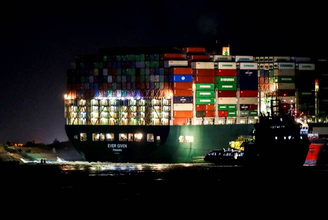 长荣海运「长赐轮」23日卡在苏伊士运河，27日深夜传出终于移动17公尺。（图／路透社）