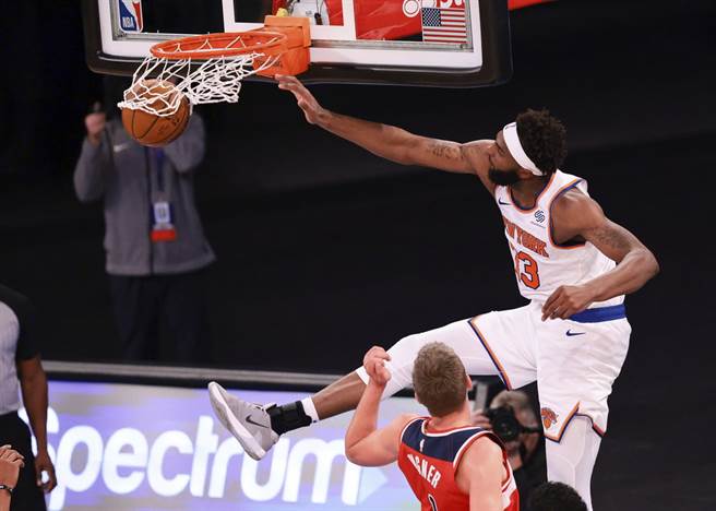 尼克中鋒米契爾羅賓生剛從右手骨折傷癒復出，現在又變右腳骨折了。(美聯社)