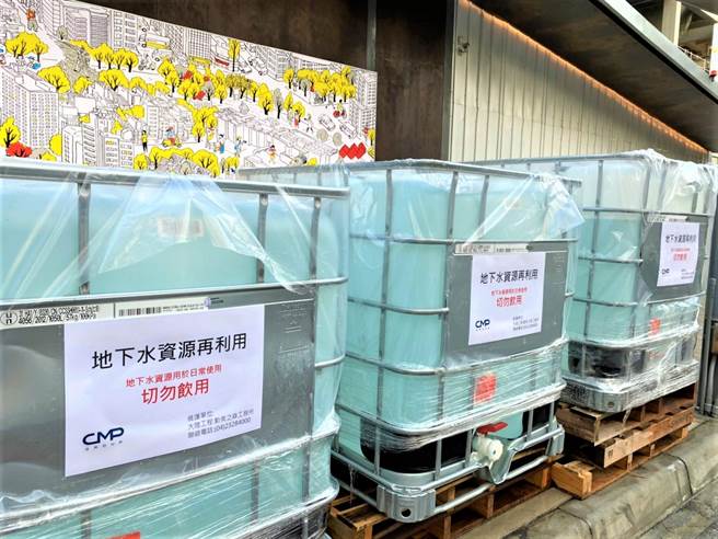 台中某豪华工地12个取水口贴心设计，还包括造型设计时尚，获得民眾好评，称讚「足感心！」（卢金足摄）