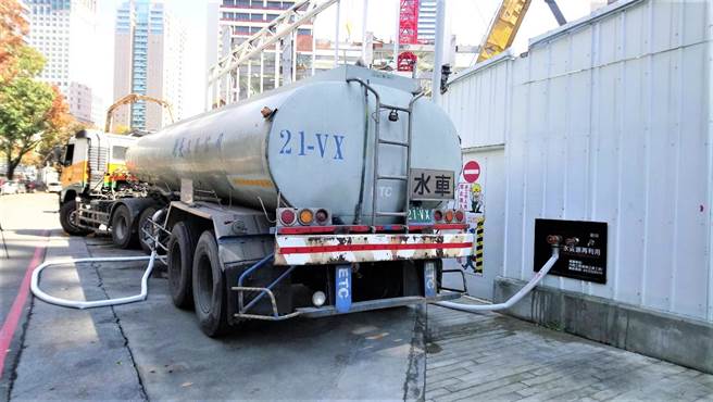 台中某豪华工地，提供台积电等技大厂来取水，力挺产业共体时艰。（卢金足摄）
