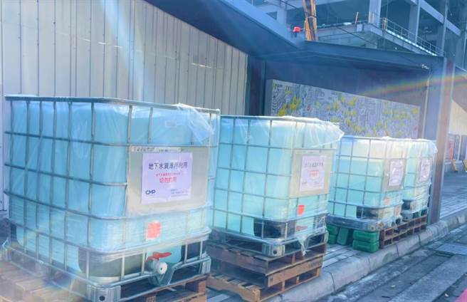 台中某豪华工地开放12个取水口，为方便大人、小孩取水，水龙头设计高度适中，工地取水口造型时尚，被称为超佛心的五星级的工地取水口。（卢金足摄）