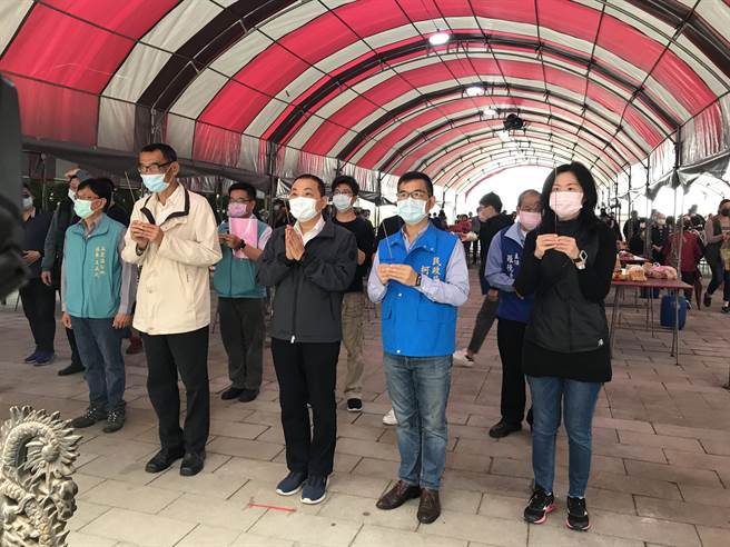 清明节将届，新北市长侯友宜今（28日）上午8时许前往三芝示范公墓怀恩堂视察。（叶书宏摄）