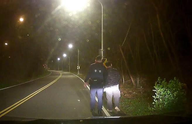 台中市警察局第四分局南屯派出所員警40分鐘即尋獲吵架離家的失蹤男子，暖言相勸返家團圓。（民眾提供／盧金足台中傳真）