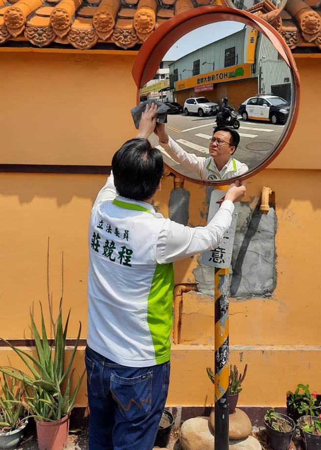 响应守护用路人安全，民进党立委庄竞程卷起衣袖，加入「擦亮反光镜」行列。（读者提供／张妍溱台中传真）