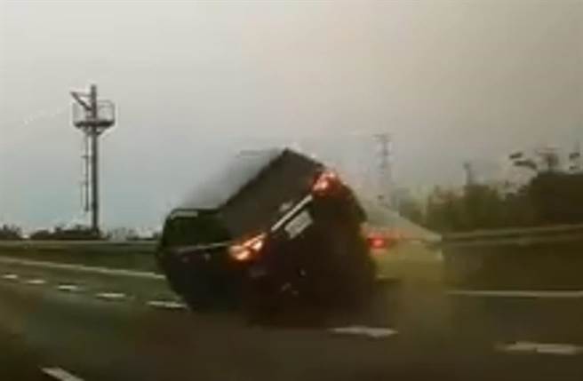 黑色厢型车从后方骑上银色自小客车。（截自脸书社团《八卦村 - 行车纪录器影片上传中心》影片）