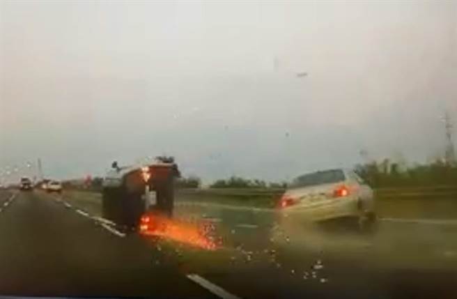 厢型车侧翻滑行擦出火光。（截自脸书社团《八卦村 - 行车纪录器影片上传中心》影片）