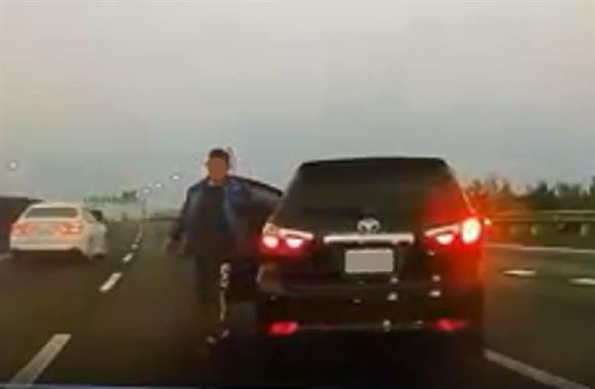 厢型车驾驶最后看似毫髮自行无伤下车。（截自脸书社团《八卦村 - 行车纪录器影片上传中心》影片）