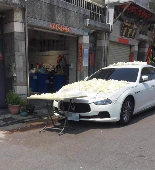 网友PO出玛莎拉蒂车盖和车顶都被晒满萝卜乾的奇特景象。(图/截自脸书爆废1公社)