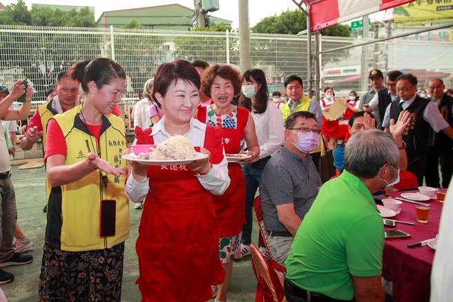 台中市长卢秀燕上任后，企业投资台中总金额达7543亿元，带动超过1.6万个工作机会，去年受疫情衝击，台中仍展现强大消费动能。（卢金足摄）