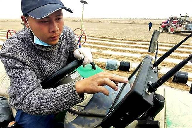 臨近清明，新疆的棉花機械化春播在北斗衛星的引導下，從南往北陸續推進。（人民網）