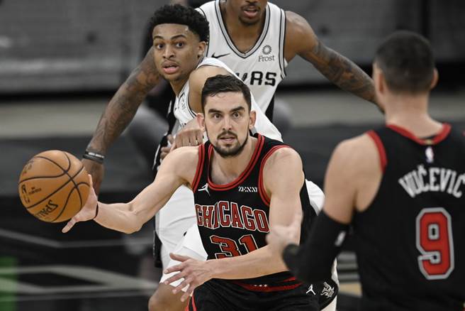 公牛后卫萨托兰斯基瞪大眼睛把球传给新队友武切维奇。(美联社)