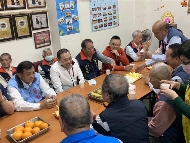 侯友宜相当感谢庙方回馈乡里，参拜、匾额仪式结束后，也与庙方人员简单座谈。（叶书宏摄）