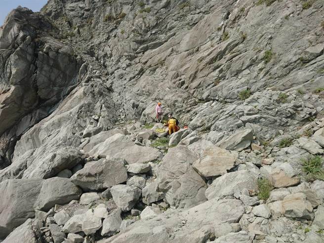 花蓮縣消防局第一大隊和仁分隊趕抵現場，發現象鼻隧道下方為懸崖峭壁，實施繩索救援困難，為爭取時效性，請求空勤總隊支援。（花蓮縣消防局提供／羅亦晽花蓮傳真）