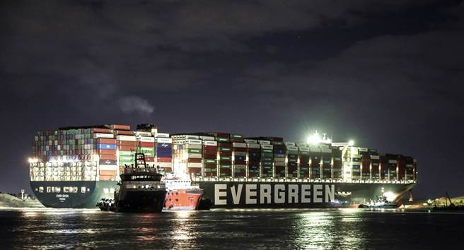 27日晚间，各界仍持续抢救卡在苏伊士运河的长荣货轮「长赐号」，不过因挖土爆红的怪手司机宣告当晚的涨潮并未帮助长赐轮脱困。（图／美联社）