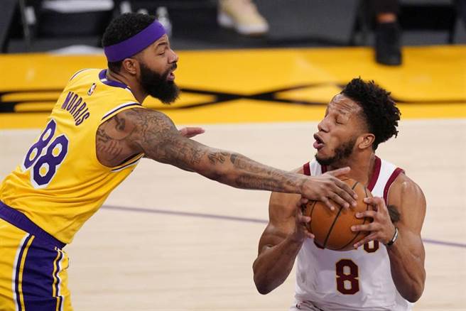 湖人莫里斯(左)伸手抄球。（美联社资料照）