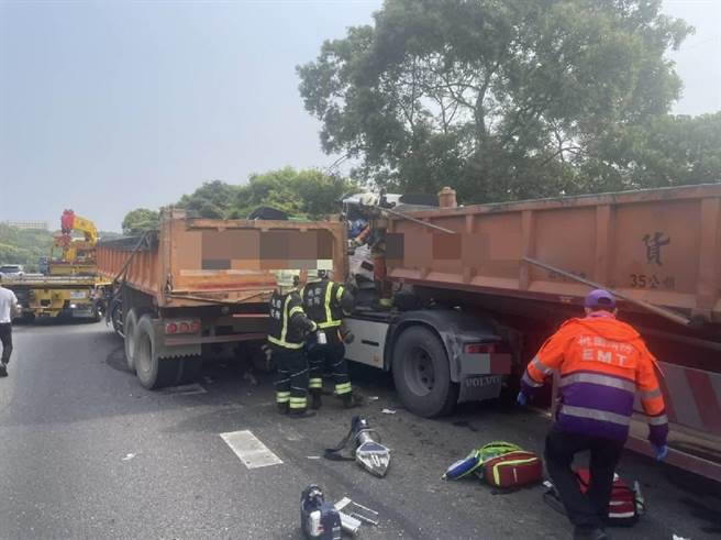 國道3號北向58.3公里上午發生3車追撞事故，造成一輛聯結車駕駛意識不清送醫急救（警方提供／邱立雅桃園傳真）