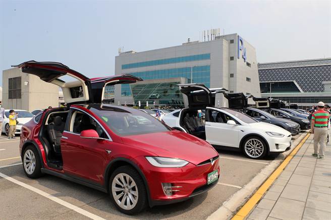 台湾电动车发展促进协会28日上午到桃园机场参加机场乐友会活动，车友们齐聚桃机P4停车场，共有约70辆特斯拉电动车参加车聚，其中30部配备「鸥翼式」车门的特斯拉电动休旅车Model X，在现场利用车门大跳鸥翼舞Disco，场面新鲜有趣。（陈麒全摄）