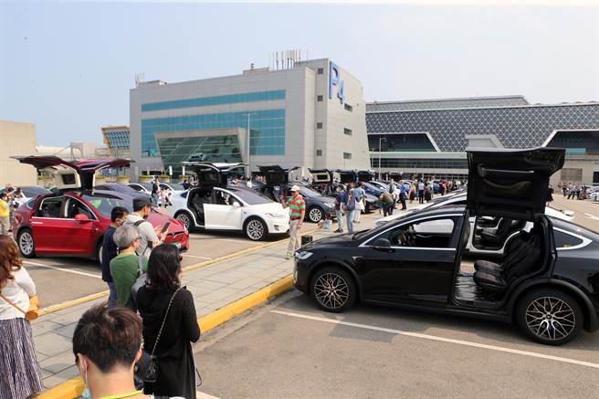 台湾电动车发展促进协会28日上午到桃园机场参加机场乐友会活动，车友们齐聚桃机P4停车场，共有约70辆特斯拉电动车参加车聚，其中30部配备「鸥翼式」车门的特斯拉电动休旅车Model X，在现场利用车门大跳鸥翼舞Disco，场面新鲜有趣。（陈麒全摄）