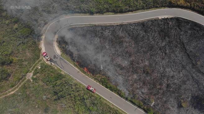 苗栗县消防局第4大队指出，28日上午10时30分许，通霄镇秋茂园对面发生公墓火警，浓烟夹火舌覆盖山林，消防人员抢救中。（苗栗县消防局提供）