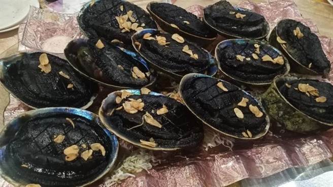 网友PO出南部婚宴的巨大黑鲍鱼。(图/截自Dcard)