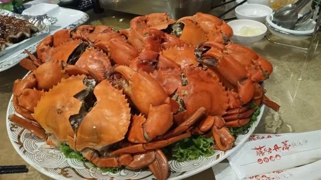 网友说，光是螃蟹就来了两种。(图/截自Dcard)