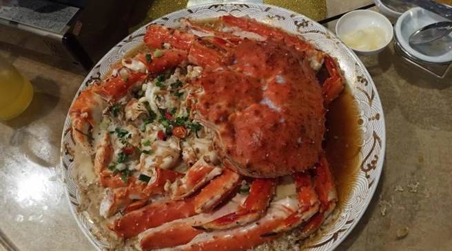 网友PO出重头戏帝王蟹。(图/截自Dcard)