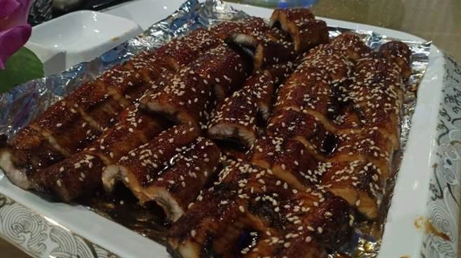 网友形容，上到鳗鱼这道菜时，大家已经快饱翻。(图/截自Dcard)