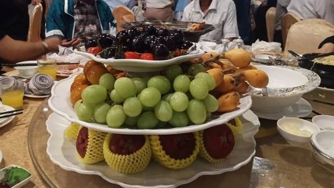 网友形容，连餐后水果都很浮夸。(图/截自Dcard)