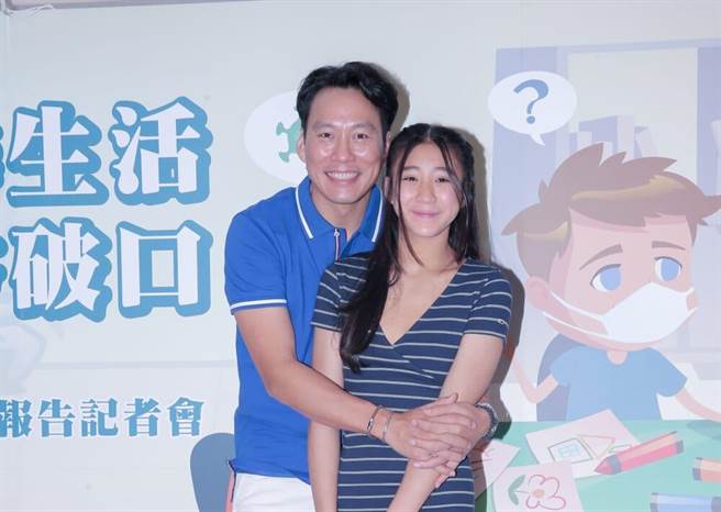 艾力克斯带着12岁爱女Makayla，28日出席公益记者会。（卢祎祺摄）