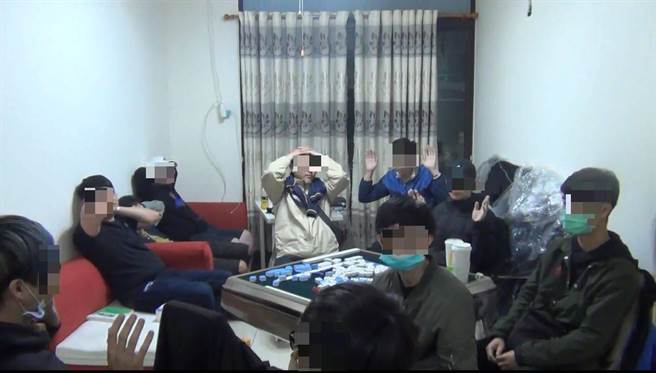 23歲蘇姓男子涉嫌於大台北地區承租日租房作為流動賭場，27日遭中和警分局查獲。（翻攝）