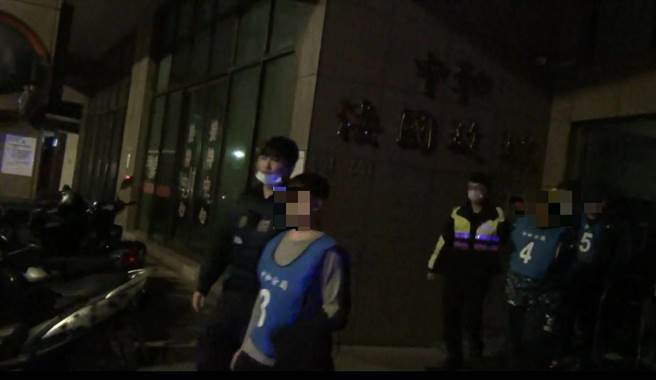 23歲蘇姓男子涉嫌於大台北地區承租日租房作為流動賭場，27日遭中和警分局查獲。（翻攝）