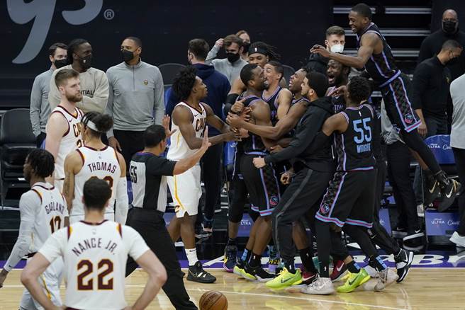 国王全队拥抱哈里生巴恩斯庆祝绝杀胜利，一旁的骑士球员只能落寞走开。(美联社)