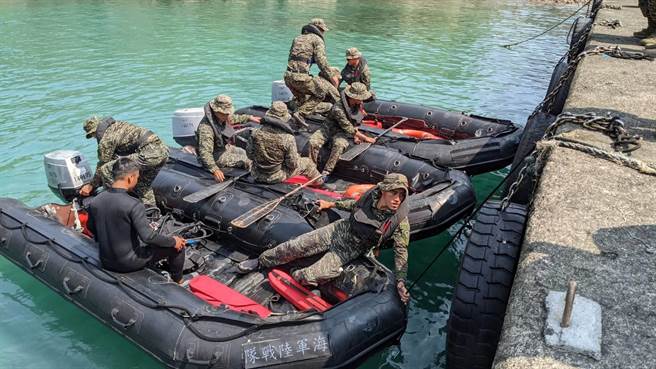 空军F-5E战斗机失事至今已一周，上尉潘颖谆仍未寻获，28日海军陆战队两栖侦搜人员持续下水搜寻。（潘建志摄）