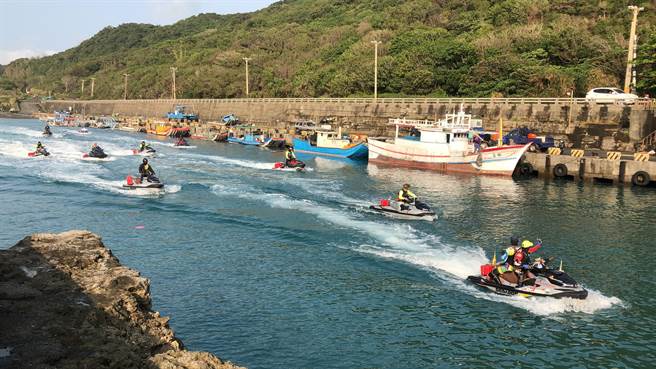 空军F-5E战斗机失事至今已一周，上尉潘颖谆仍未寻获，28日嘉义水上救难协会也加入找人行列，号召各地水上摩托车同好到港仔渔港海域搜寻。（嘉义水上救难协会提供／潘建志屏东传真）