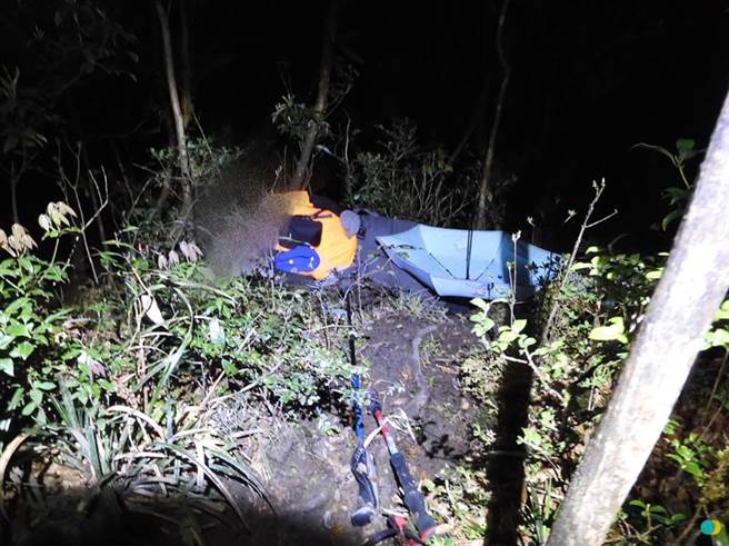 男子攀屯鹿樂佩山疑猝死 直升機將吊掛運出遺體 新北市三峽警分局28日表示，27日接獲通報指稱在烏來區屯鹿樂佩山上，有一名男子倒在路邊疑猝死，因地勢險峻，直升機預定下午進行吊掛運出遺體。（中央社/翻攝畫面）