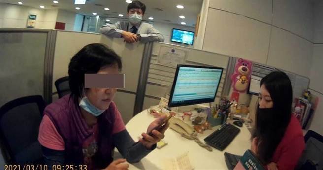 郭女堅持匯款28萬元給阿富汗男友，一旁行員不斷勸說。（圖／翻攝畫面）
