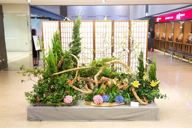 日本小原流高雄支部40周年「春之奏鸣曲」插花艺术展，27至29日在高雄新光三越三多店12楼展出。（袁庭尧摄）