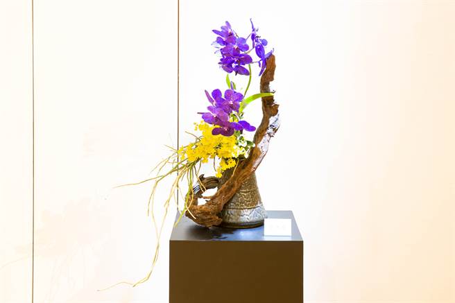 日本小原流高雄支部40周年「春之奏鸣曲」插花艺术展，27至29日在高雄新光三越三多店12楼展出。（袁庭尧摄）