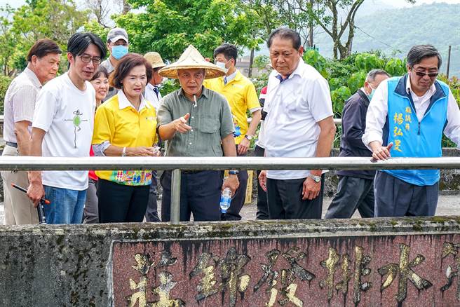宜蘭縣冬山鄉八寶圳因通水斷面不足，颱風豪雨時容易淹水，宜蘭縣長林姿妙（前排左二）等人今天前往視察，盼年底完成的改善工程，能解決困擾鄉親已久的淹水問題。（李忠一攝）