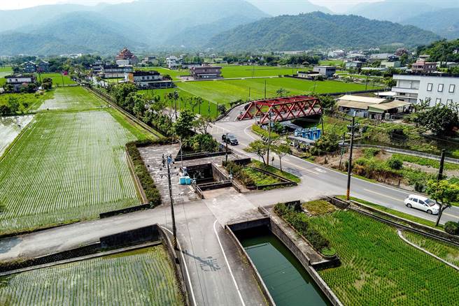 宜蘭縣政府向中央爭取經費，改善八寶圳通洪斷面不足的問題，將在莊錦發排水新建分洪箱涵與閘門，排水分流到一旁的舊寮溪，圖中下方即為莊錦發排水。（李忠一攝）