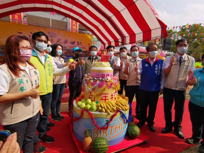 台南市大內區二溪國小28日舉辦100周年校慶活動。（劉秀芬攝）