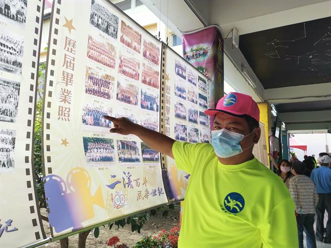 台南市大內區二溪國小28日舉辦100周年校慶活動，校友回娘家參觀。（劉秀芬攝）