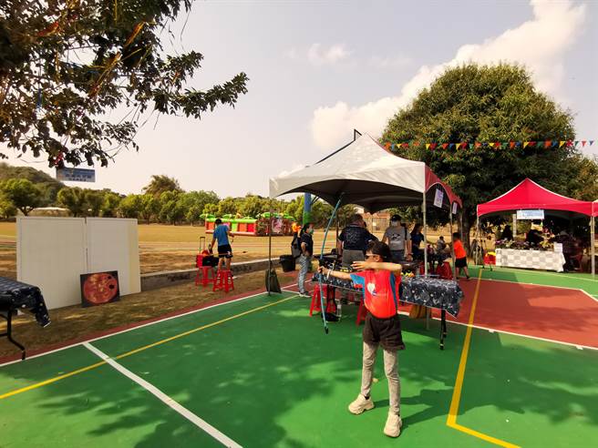 台南市大內區二溪國小28日舉辦100周年校慶活動，學校附近的南瀛天文館也來園遊會擺攤。（劉秀芬攝）