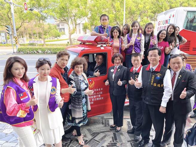 内政部长徐国勇、周游、李朝永、李丽莎、王惠民、张琼玲等人一起参加灾情勘查车捐赠仪式。（李朝永提供）